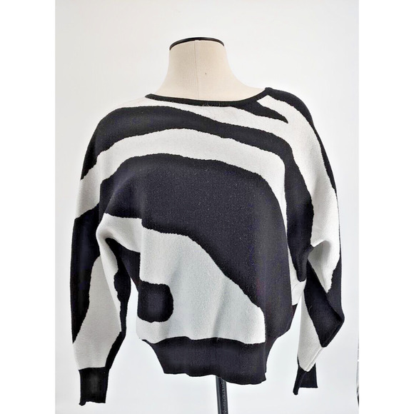 Tahari Sweaters - T. Tahari Woman Black White Soft Pull on Sweater Size Medium Long Sleeve Stretch
